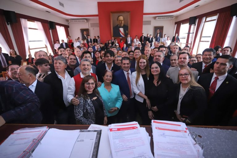 Dirigentes de Fernando de la Mora entregaron 2.000 afiliaciones