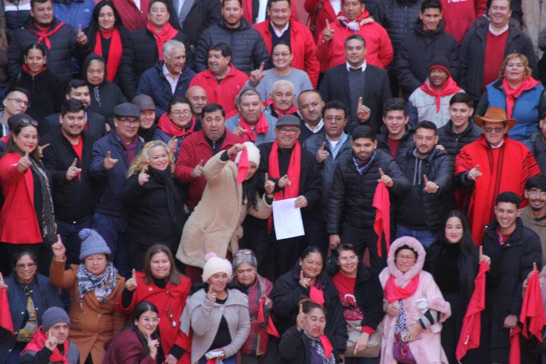 Dirigentes de Ñemby y varios distritos del país entregaron miles de afiliaciones hoy a la ANR