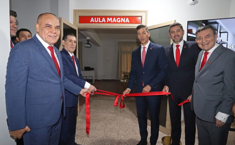 ANR invierte G. 452 millones en refacción total del Instituto Bernardino Caballero e inaugura 3 consultorios médicos - Aula Magna